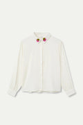 Camicia bianca con ricamo di fragole