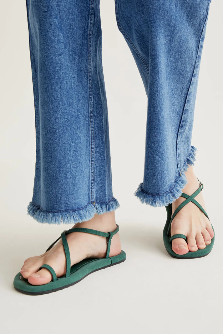 Jeans blu con orlo tagliato a vivo