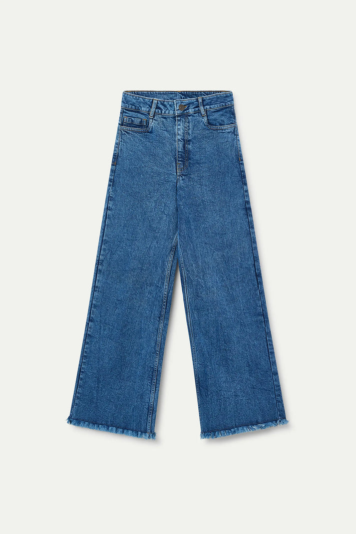 Jeans blu con orlo tagliato a vivo