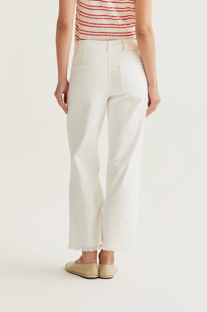 Jeans bianchi con orlo tagliato a vivo