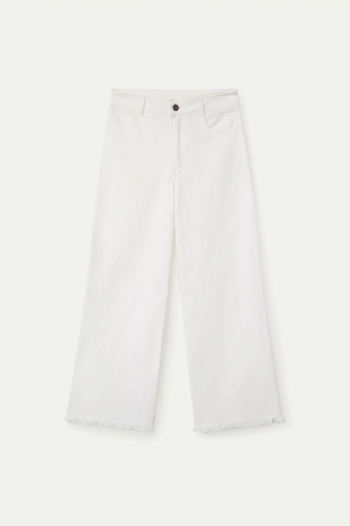 Jeans bianchi con orlo tagliato a vivo