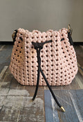 Borsa secchiello intrecciata rosa cipria